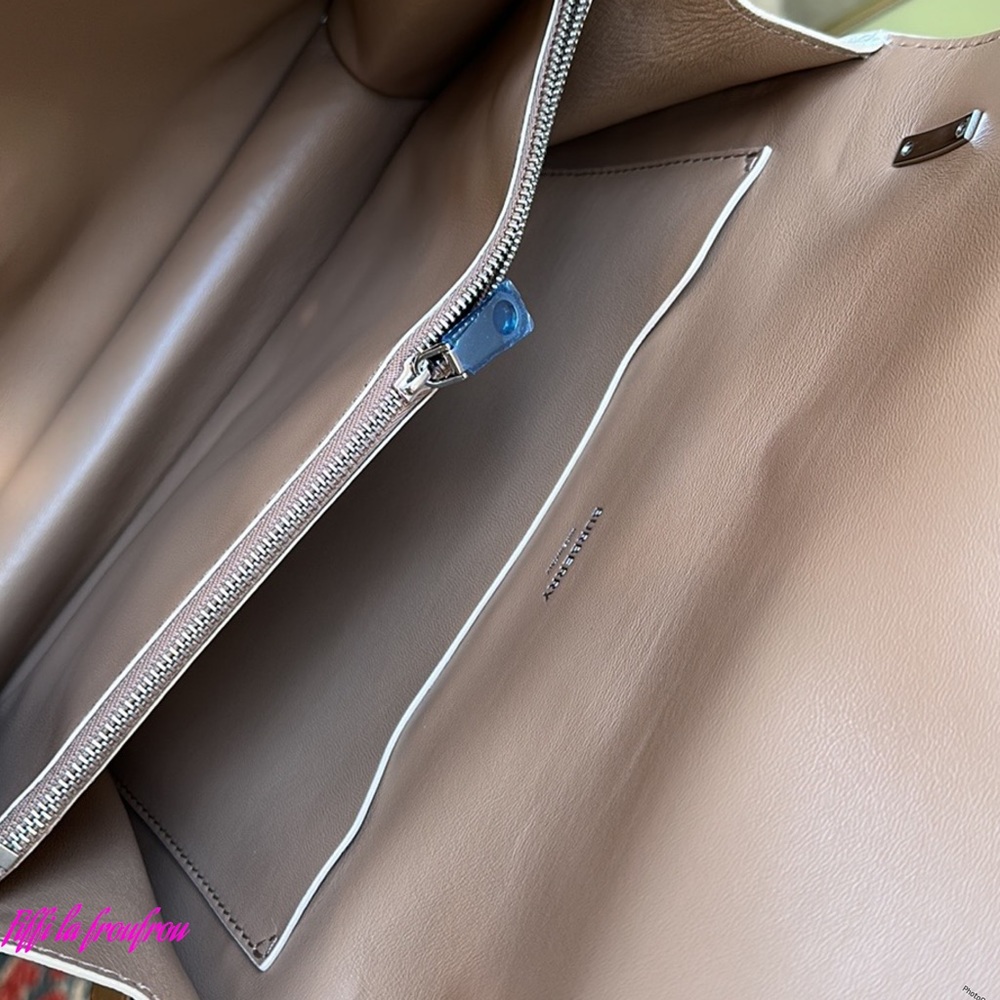 Authentic Burberry bag - Picture 13 of 16